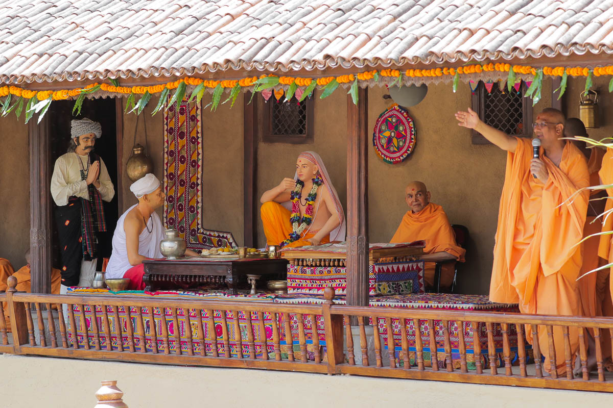 Aksharvatsal Swami narrates the divine incidents of Bhagwan Swaminarayan in Shri Jiva Khachar's darbar