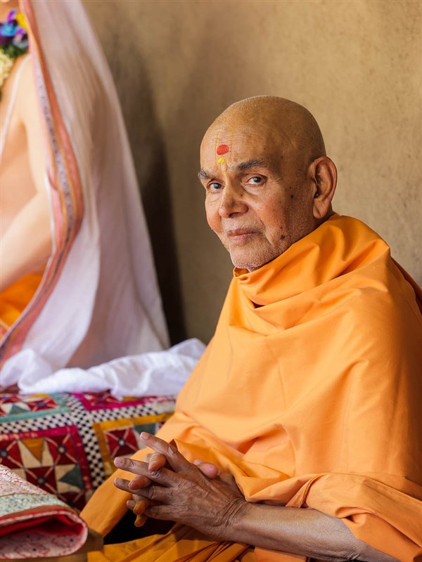 Swamishri listens to the divine incidents