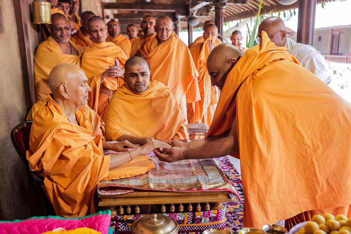 Swamishri gives prasad to Adhyatmaswarup Swami