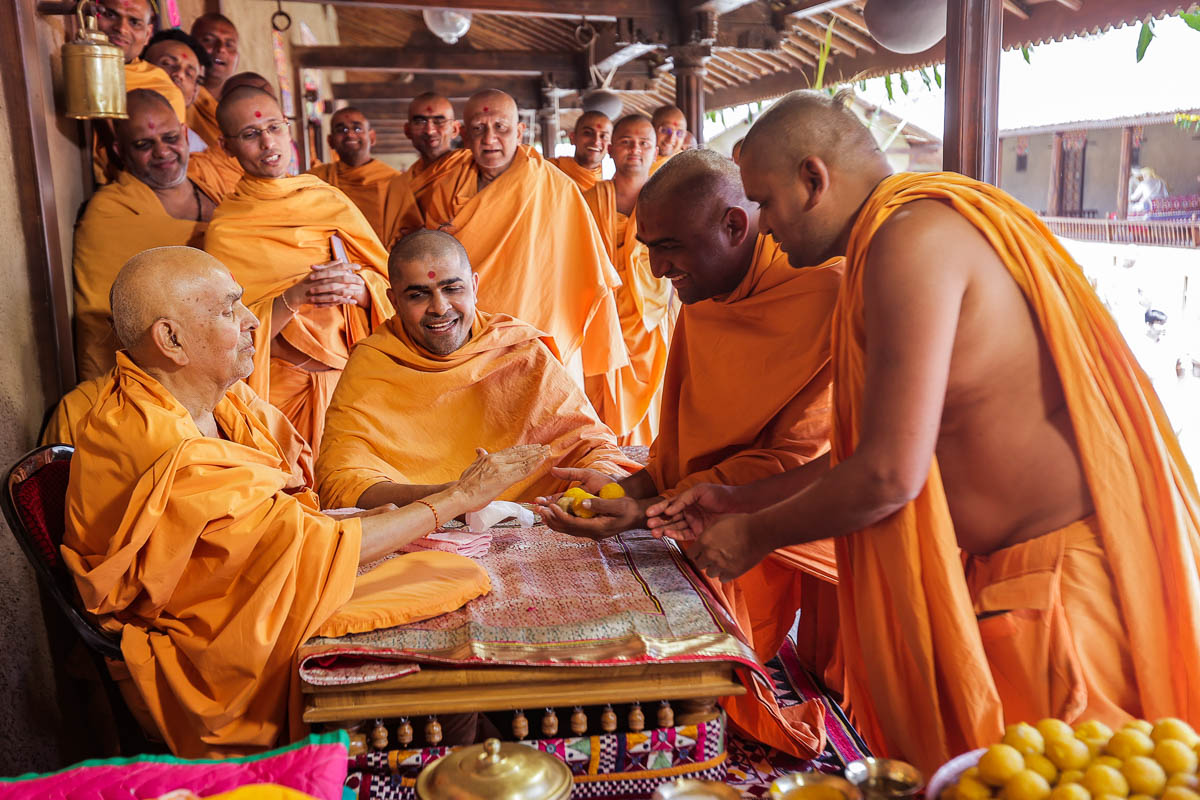 Swamishri gives prasad to Divyanandan Swami