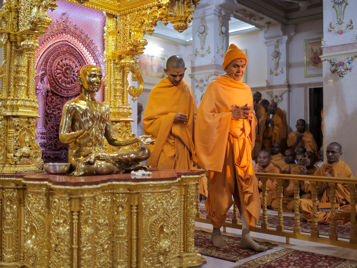 Swamishri performs pradakshina of Bhagwan Swaminarayan