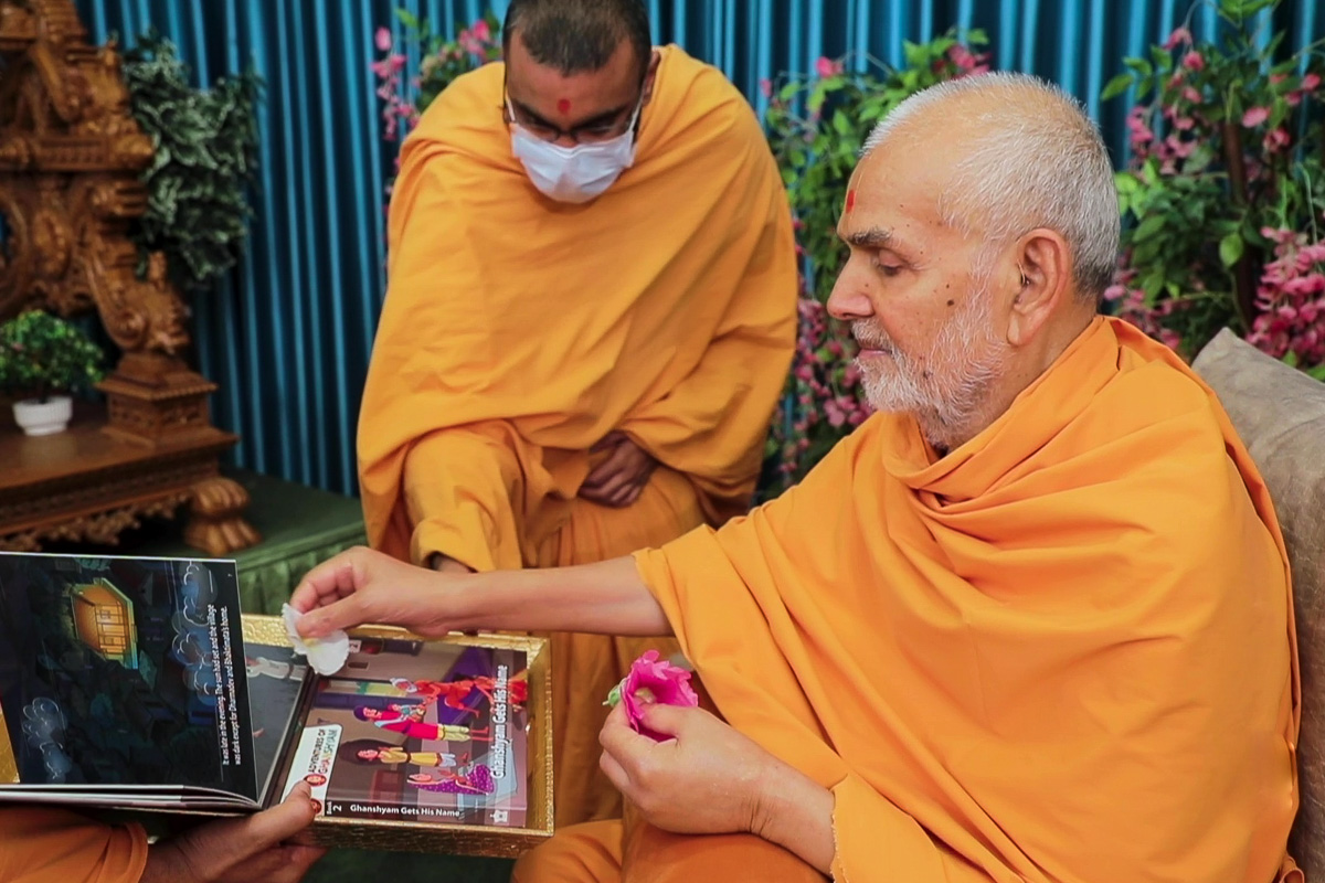 Swamishri sanctifies books