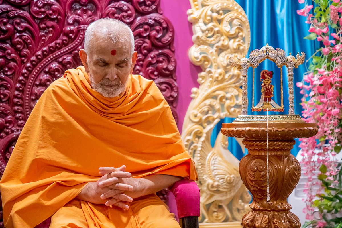 Swamishri sings ashtaks after the arti
