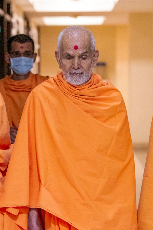 Swamishri in the evening