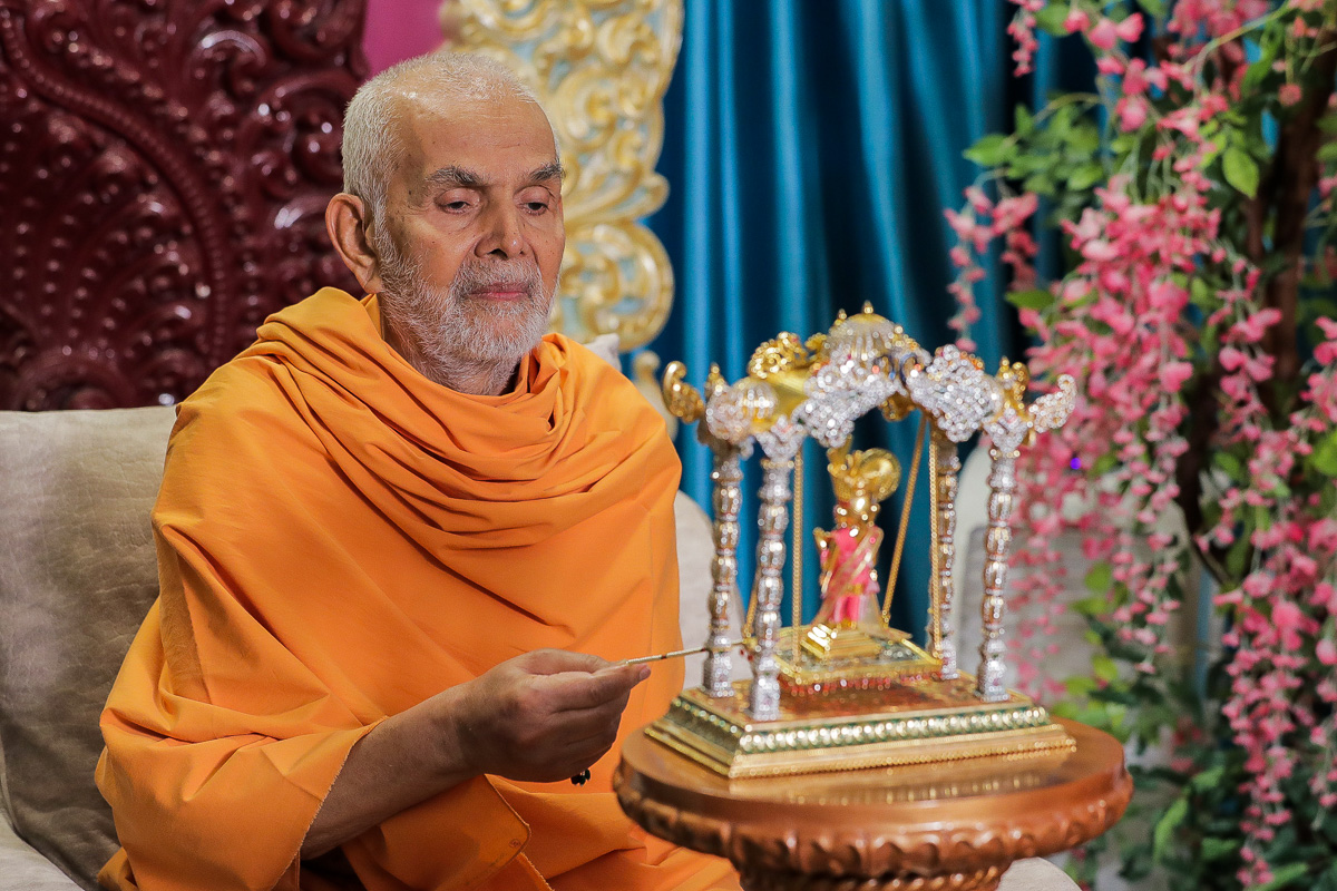 Param Pujya Mahant Swami Maharaj swings Shri Harikrishna Maharaj in a hindolo