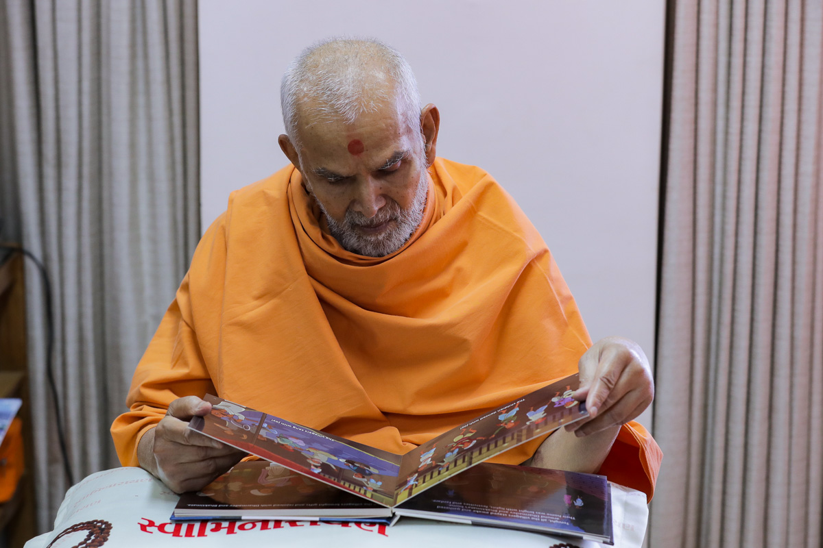 Swamishri reads 'The Adventures of Ghanshyam', Books 1 & 2