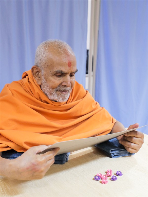 Swamishri inaugurates a pictorial video on Brahmaswarup Shastriji Maharaj: 'Eva Shastriji Maharajne Amara Lakho Vandan Ho - Pushpa 1'