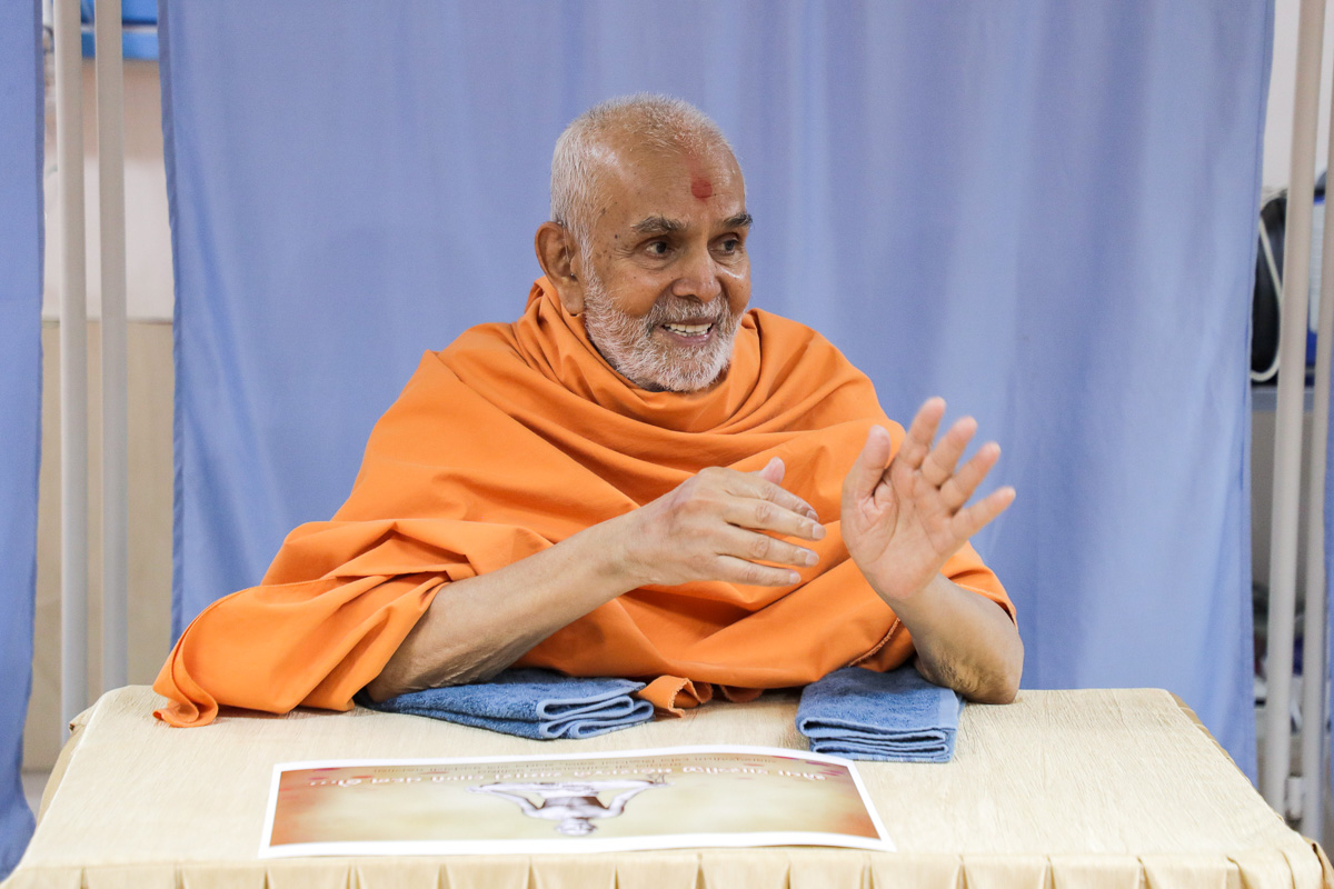 Swamishri in conversation with Pujya Ishwarcharan Swami