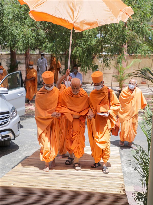 Swamishri arrives at Shantivan