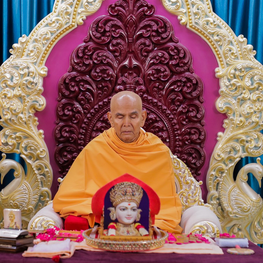 Param Pujya Mahant Swami Maharaj meditates during his daily puja