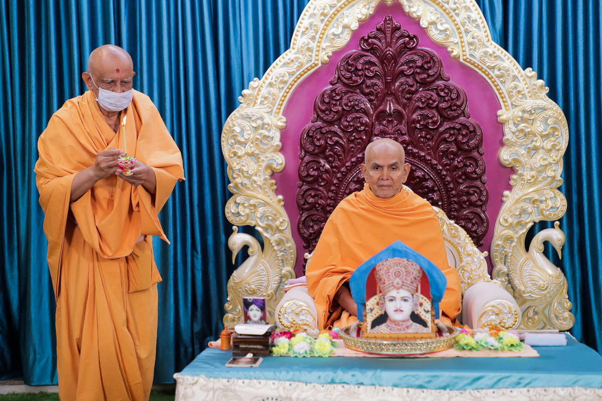 Param Pujya Mahant Swami Maharaj during the morning arti