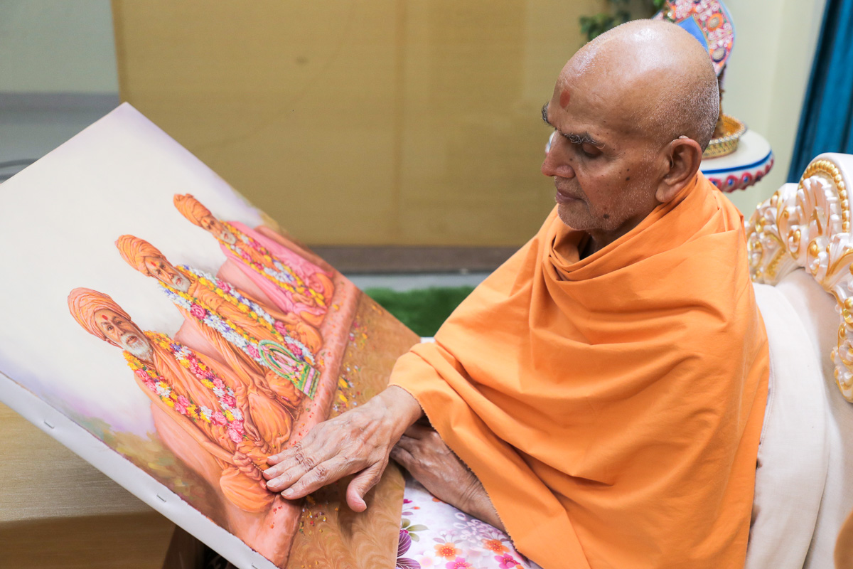 Swamishri sanctifies paintings