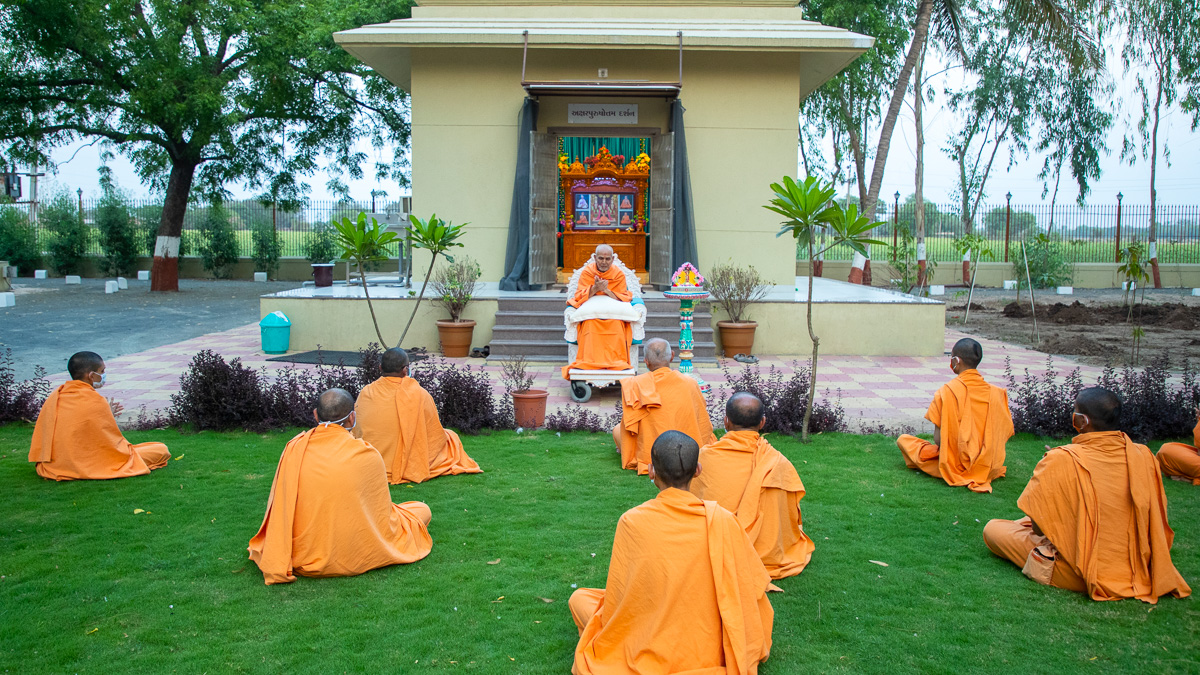 Swamishri and sadhus chant the Swaminarayan dhun