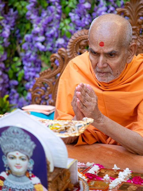 Swamishri engrossed in darshan while thal is offered to Shri Harikrishna Maharaj