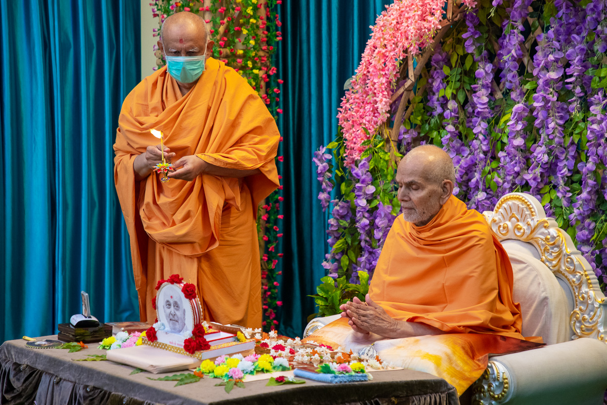 Param Pujya Mahant Swami Maharaj during the morning arti