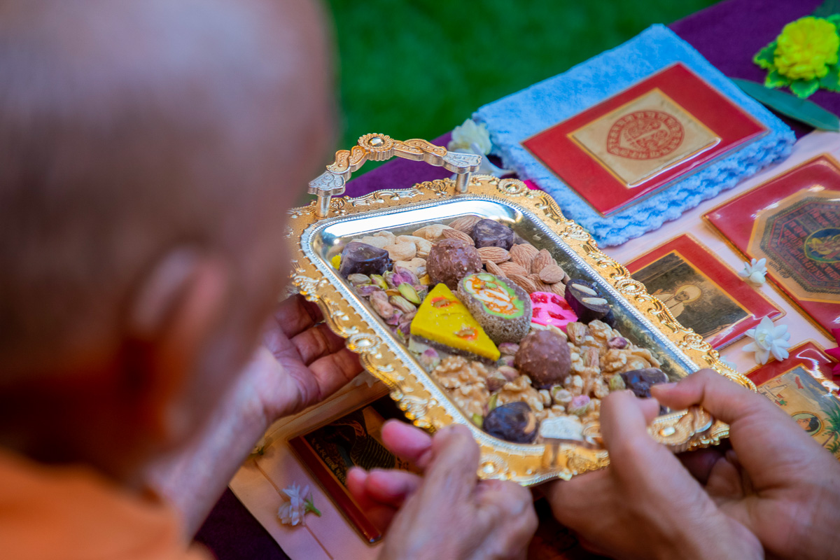 Swamishri offers thal to Shri Bhagatji Maharaj