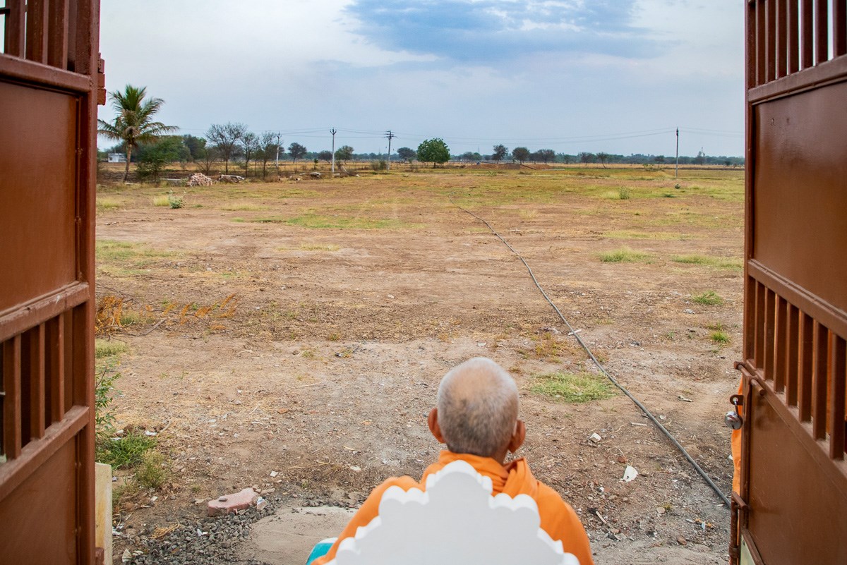 Swamishri observes the adjacent fields