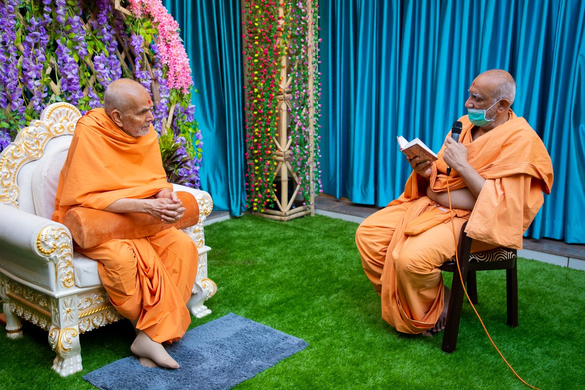 Swamishri listens to Swamini Vato read by Atmaswarup Swami