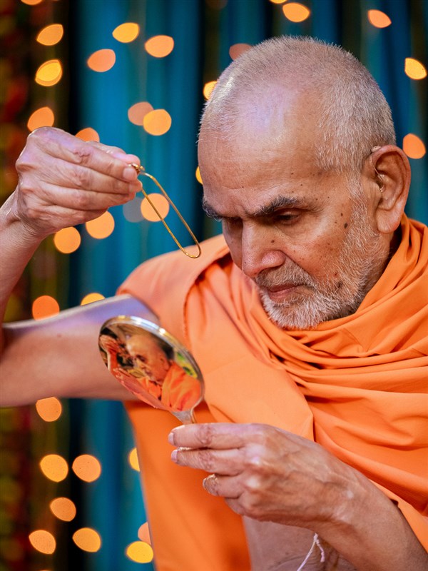 Swamishri applies tilak on his forehead 