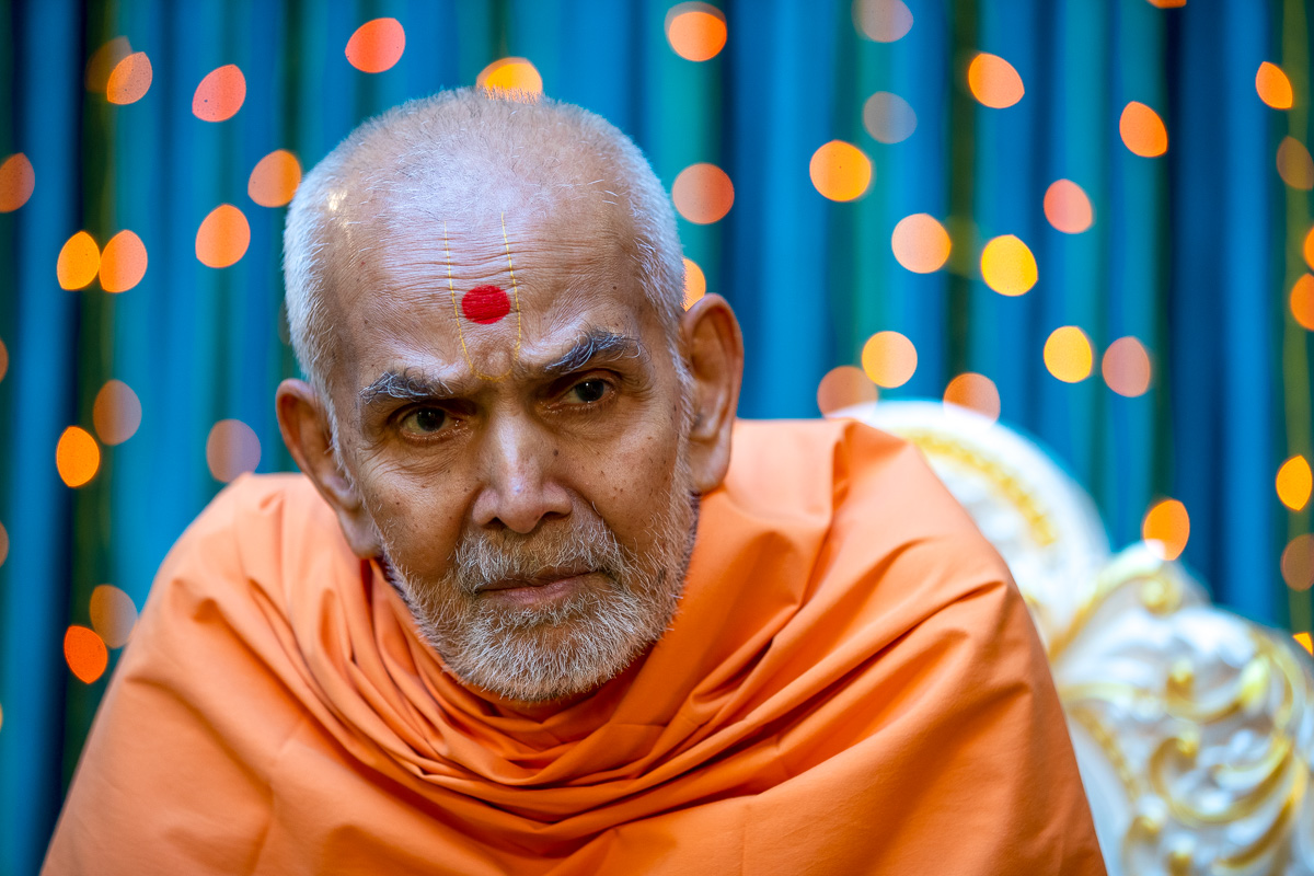 Swamishri listens to Swamini Vato