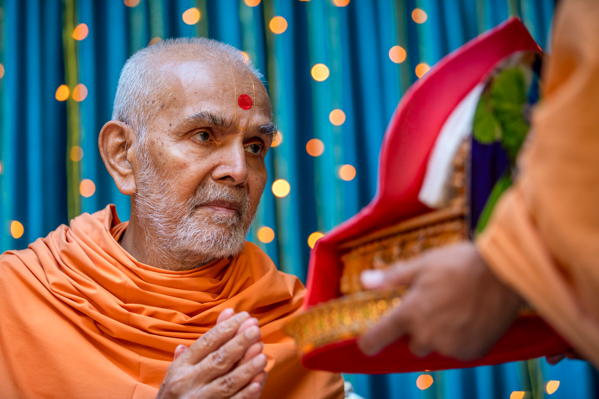 Swamishri engrossed in darshan of Shri Harikrishna Maharaj