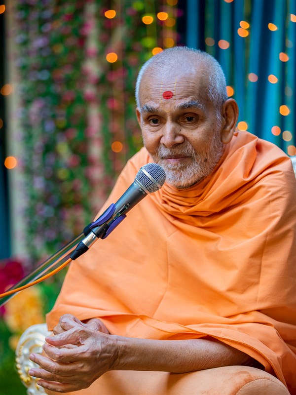 Swamishri in discussion with sadhus