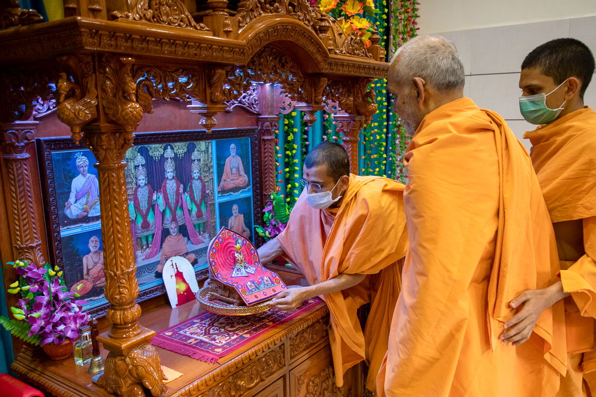 Swamishri arrives in the Shantivan mandir for darshan