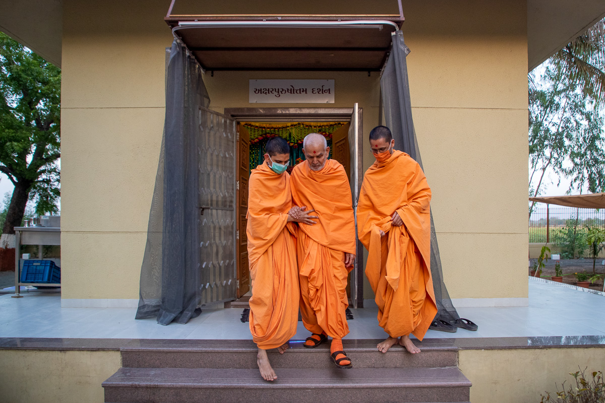 Swamishri descends the mandir steps