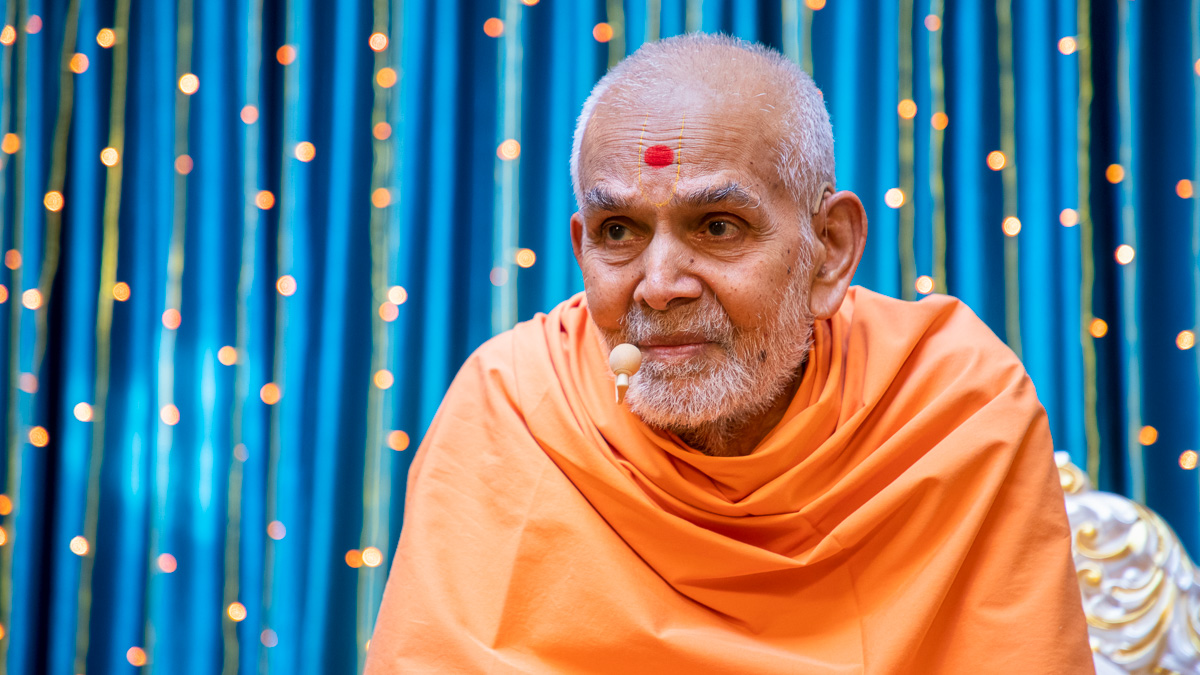 Swamishri in discussion with sadhus