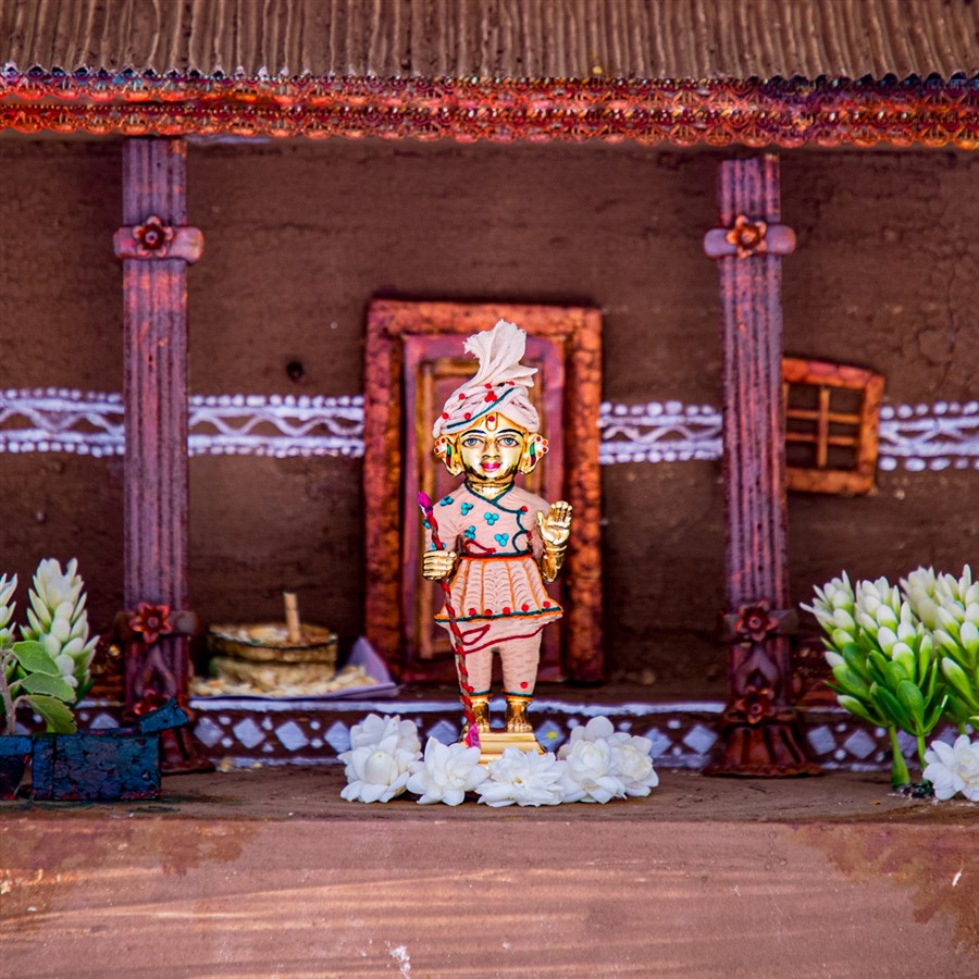 Shri Harikrishna Maharaj adorned in chandan garments