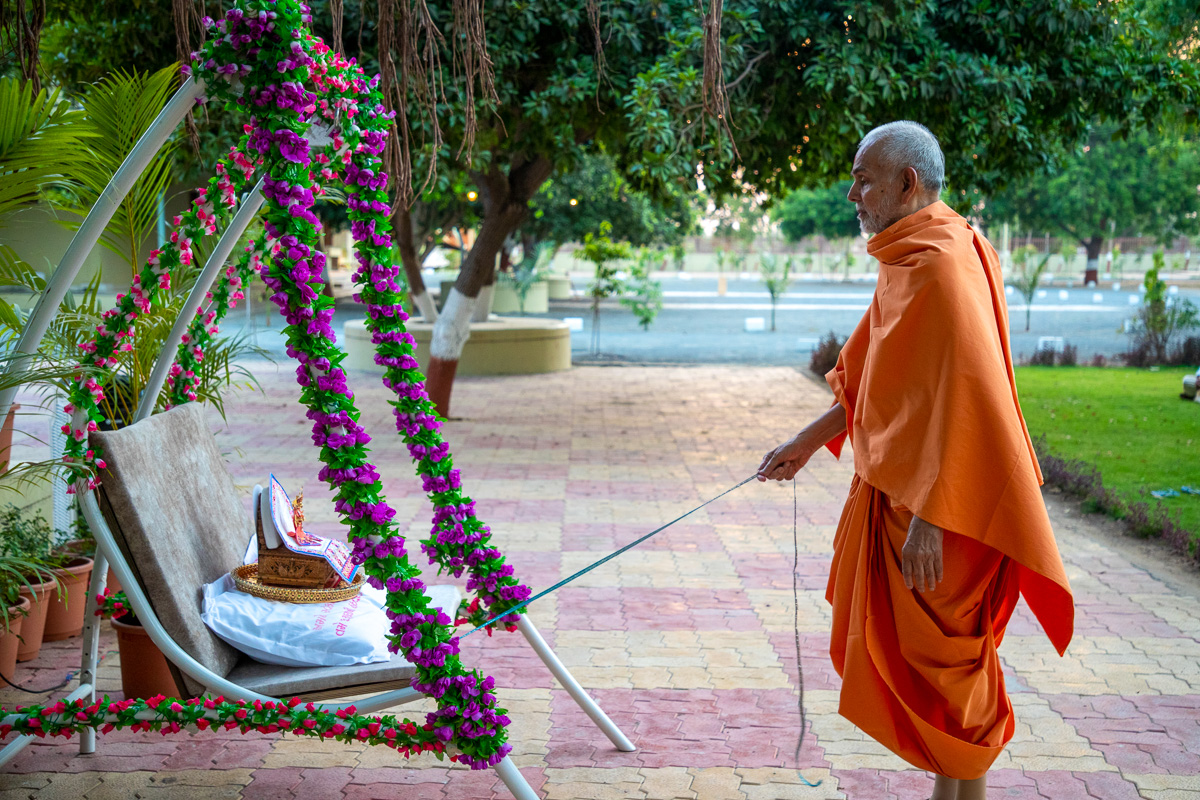 Swamishri swings Shri Harikrishna Maharaj in a hindolo