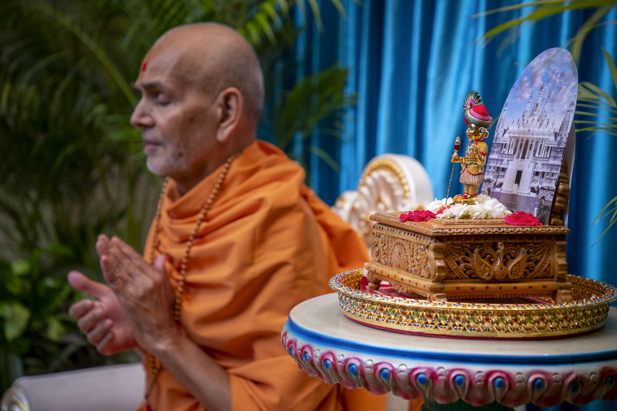 Prayers for Humanity by HH Mahant Swami Maharaj