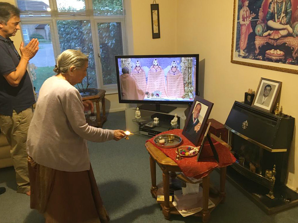 Devotees joined in by performing the arti at home