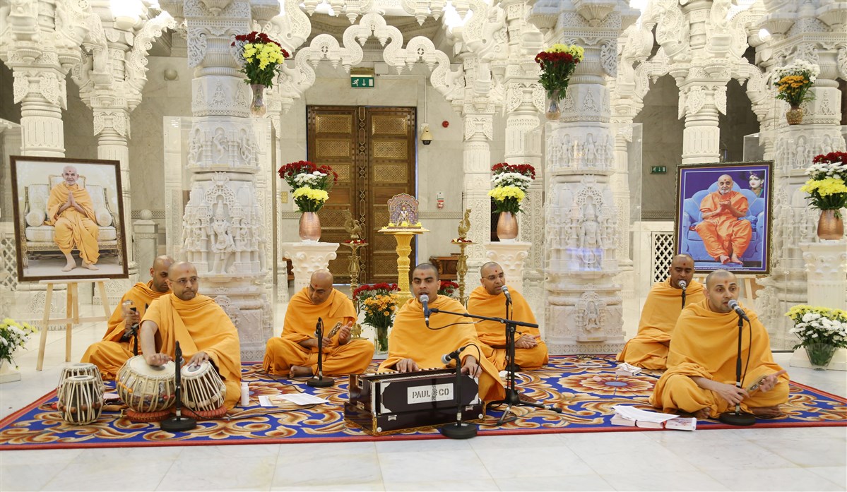 The devotional singing ended with the chanting of the Swaminarayan mahamantra