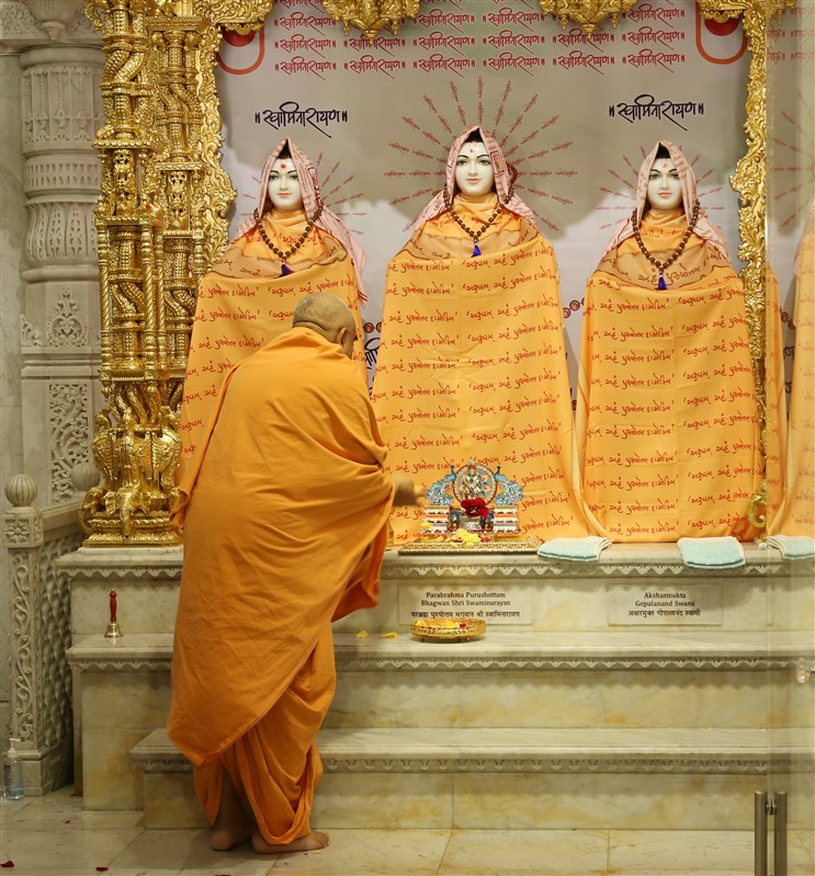 To conclude the ceremony, swamis performed the mantrapushpanjali in each of the main shrines