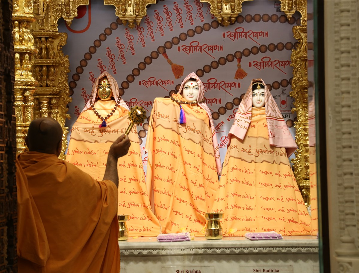 Swamis performed the shayan arti of the murtis