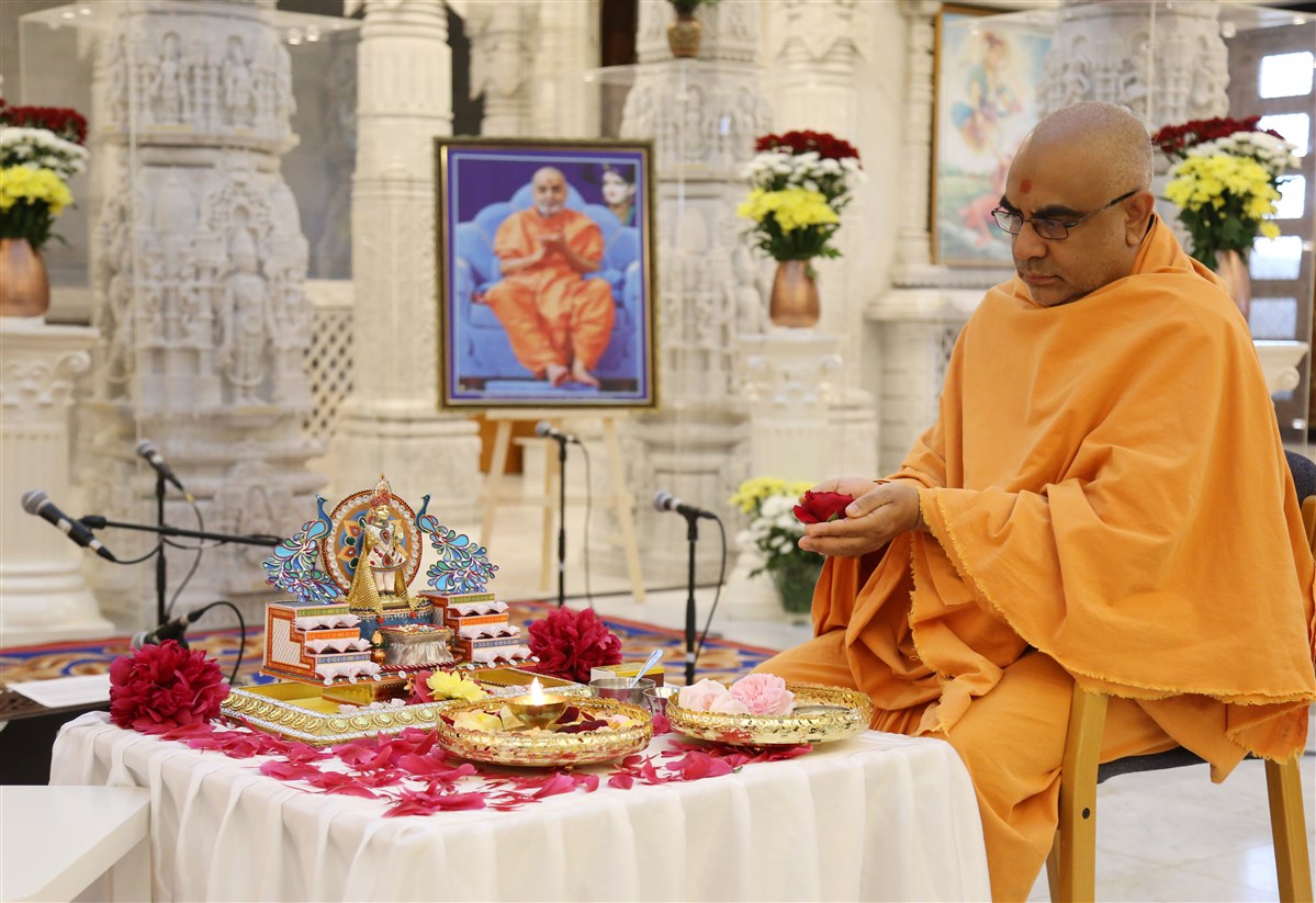 Yogvivekdas Swami offered flowers to Thakorji