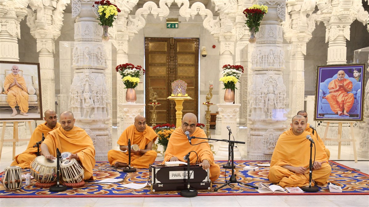 Swamis sang bhajans reaffirming a devotee's spiritual allegiance to God and Guru