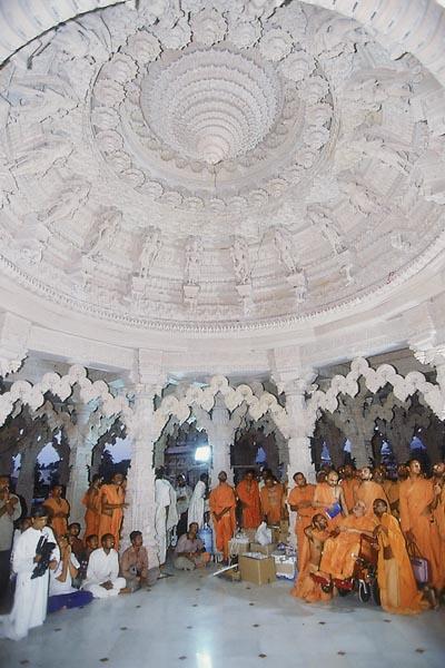   Swamishri observes the mandir dome, pradakshina and podium