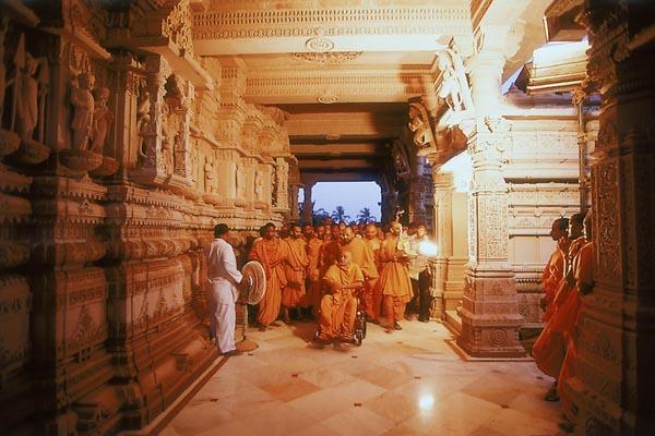   Swamishri observes the mandir dome, pradakshina and podium