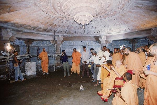  Swamishri observes the rangmandap