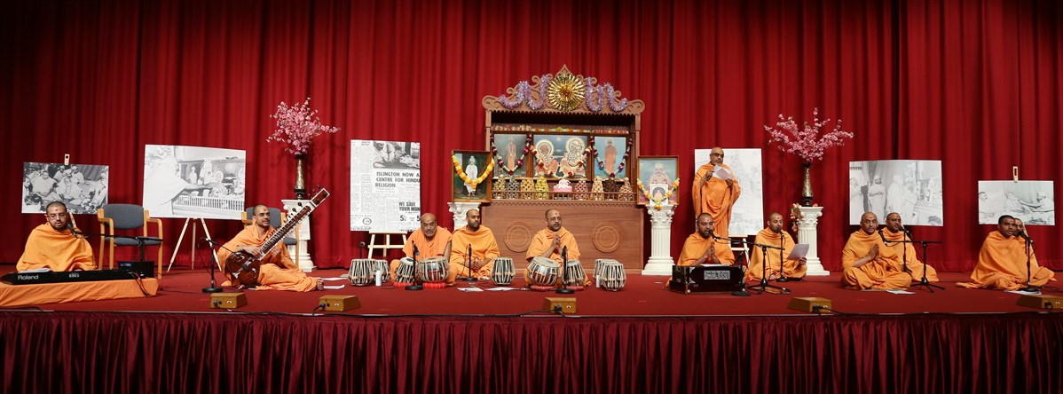 Yogvivekdas Swami recited the prayer at the end of Swamishri's puja