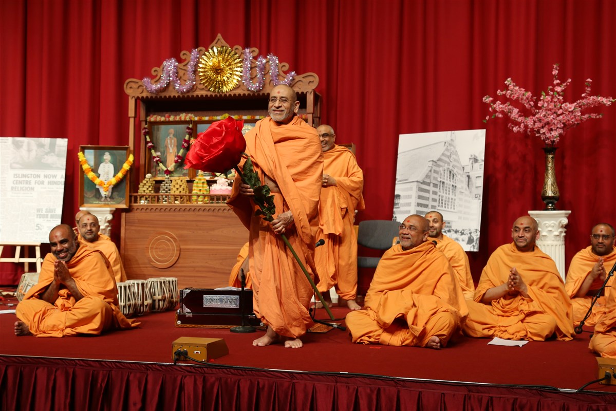 Aksharviharidas Swami offered a giant rose to Swamishri on this special occasion, which also marked 50 years since he renounced his home in London to be initiated as a sadhu by Yogiji Maharaj