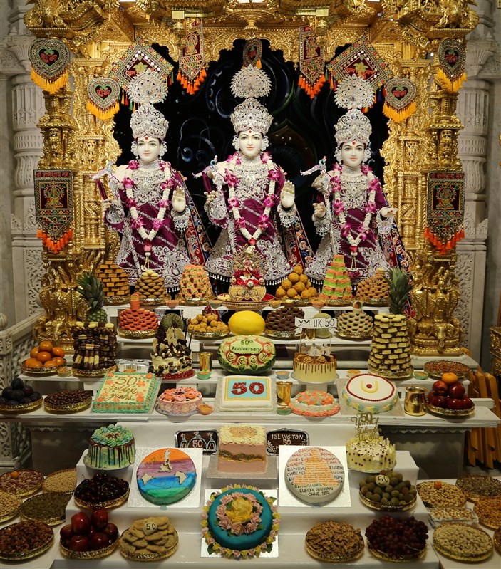 A mid-morning annakut (mountain of food) was offered to Parabrahma Purushottam Bhagwan Swaminarayan, Aksharbrahma Gunatitanand Swami and Aksharmukta Gopalanand Swami to mark this celebratory occasion