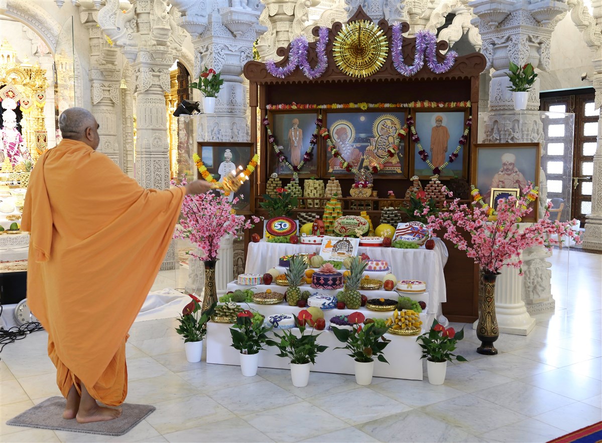 Yogvivekdas Swami performed the arti of the Islington Mandir murtis on their 50th consecration anniversary