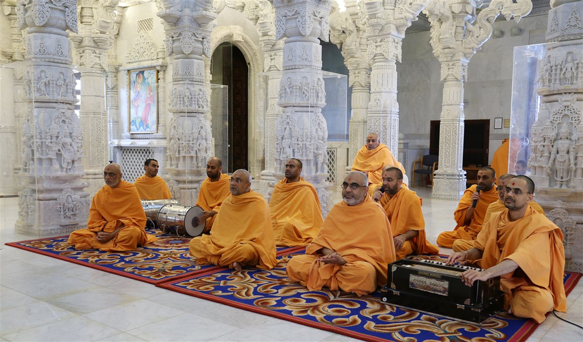 The swamis of BAPS Shri Swaminarayan Mandir, London, sang thal to ritually offer the annakut to the murtis