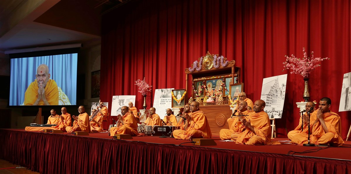 Swamis do darshan of Swamishri at the end of his puja via a live video conferencing facility
