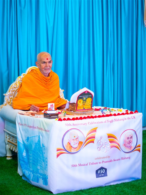 Mahant Swami Maharaj was engrossed in the kirtans and especially the audio recordings of Yogji Maharaj interspersing the narrative