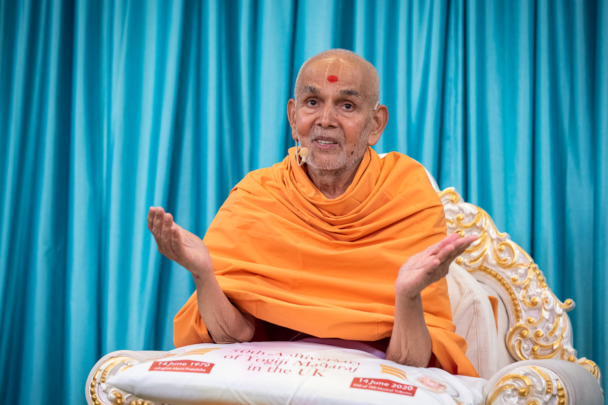 Swamishri narrated his memories of Yogiji Maharaj in London during their visit in 1970