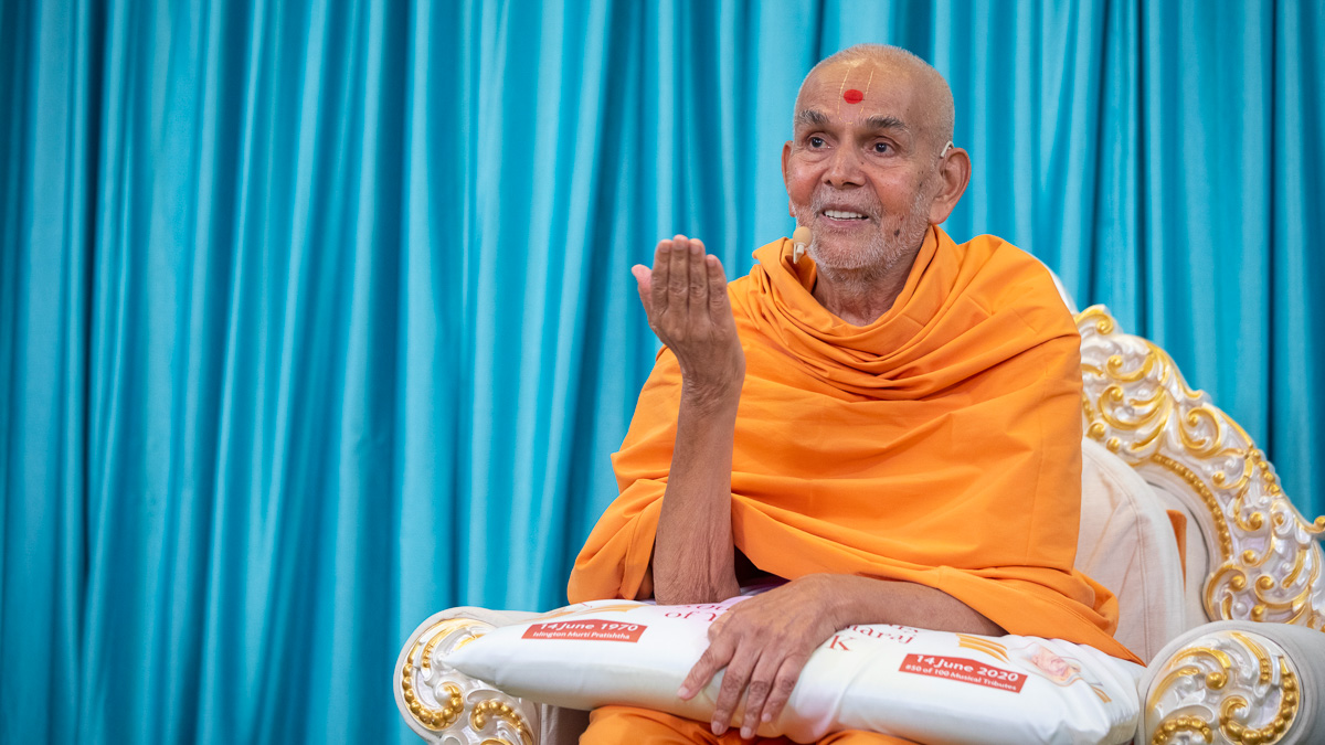 Swamishri narrated his memories of Yogiji Maharaj in London during their visit in 1970